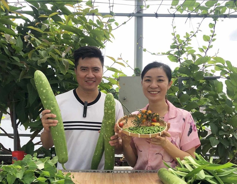 Ngoài nho, anh Tuấn còn trồng rất nhiều loại cây khác trên sân thượng khiến vợ thu hoạch mỏi tay.