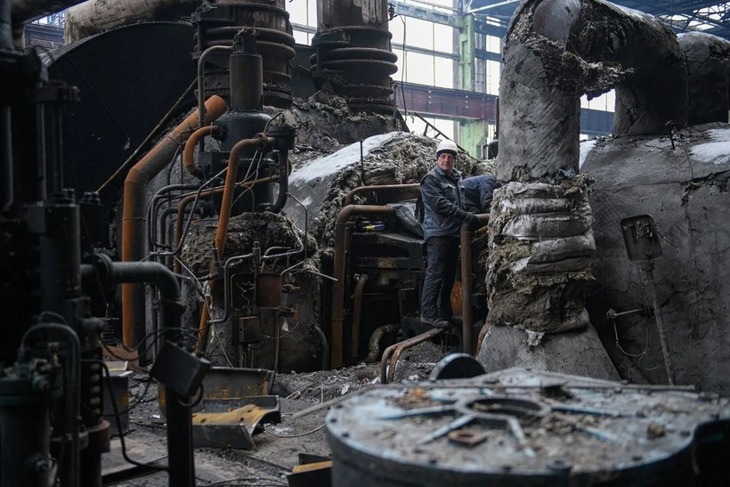 Một nhà máy điện Ukraine bị trúng hỏa lực. Ảnh: Kyiv Independent