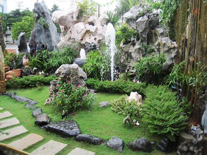 Vẻ đẹp độc đáo của mẫu tiểu cảnh sân vườn được thiết kế giống với một hòn non bộ thu nhỏ.