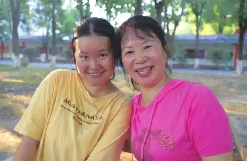 Dương Phương mỉm cười bên người mẹ. Ảnh: World Journal.