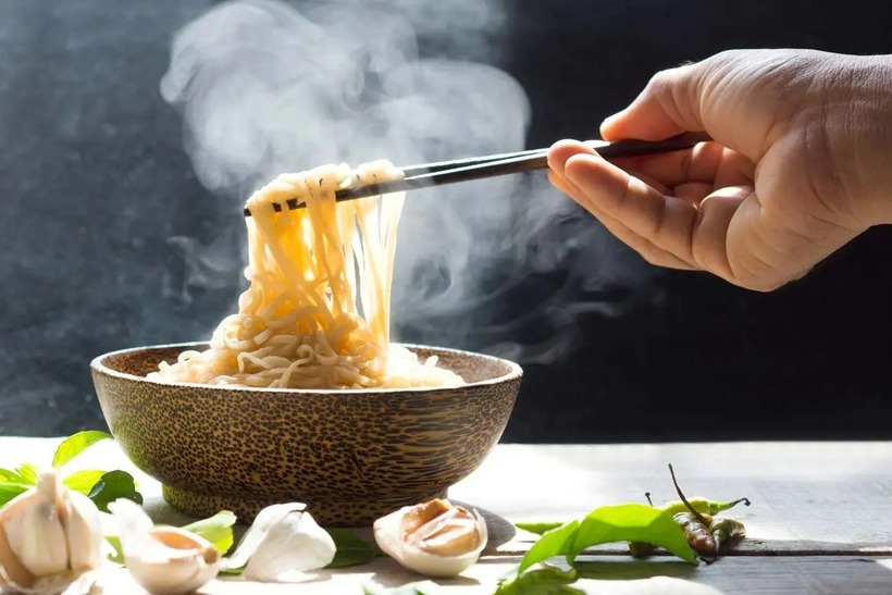 Mì ăn liền được xem là món sáng “quốc dân” nhờ giá rẻ, chế biến nhanh.