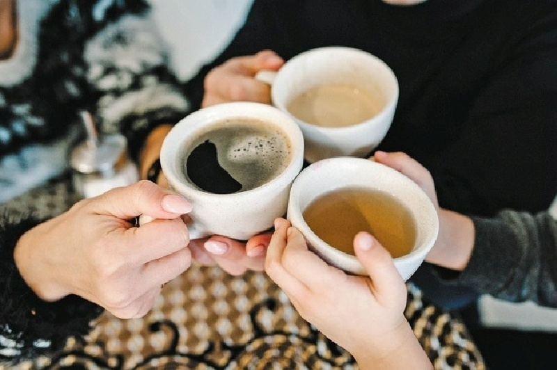 Caffeine trong cà phê/trà là chất lợi tiểu mạnh, gây mất nước và điện giải nhanh chóng.