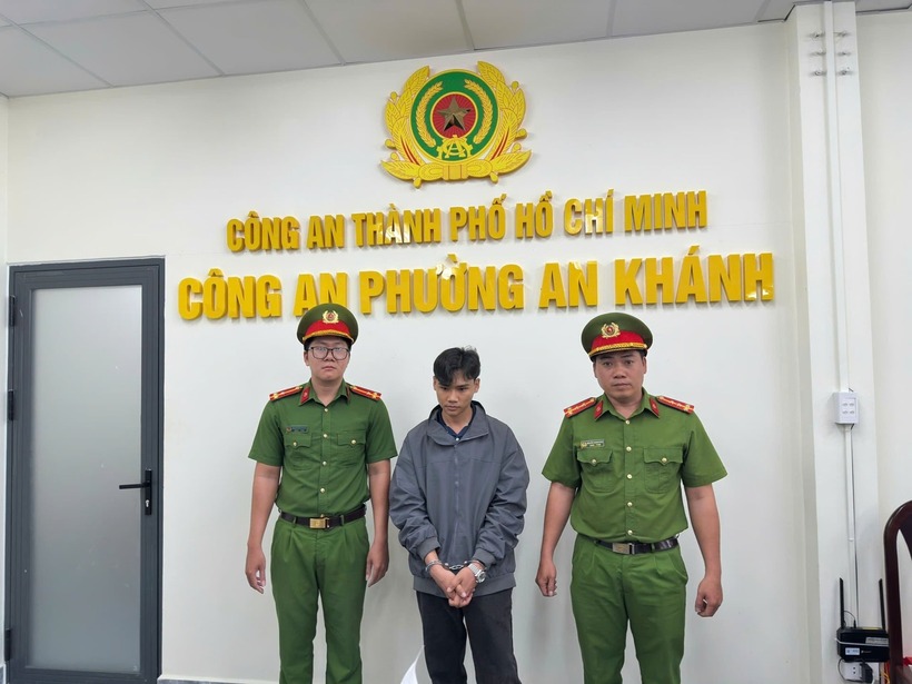 Nguyễn Lê Bá Quốc (giữa) tại cơ quan điều tra. (Ảnh: Công an TP.HCM)
