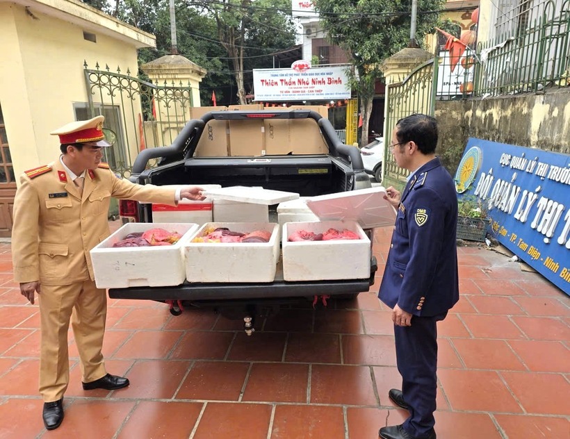 Tài xế không xuất trình được hóa đơn, chứng từ chứng minh nguồn gốc, xuất xứ số hàng hóa trên xe. Ảnh: Cổng thông tin điện tử Công an tỉnh Ninh Bình