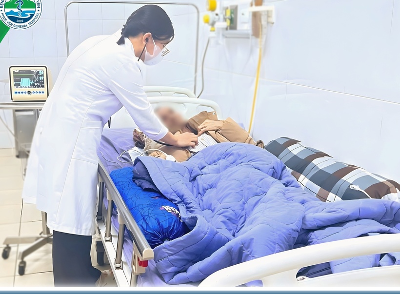 Bác sĩ thăm khám cho bệnh nhân. Ảnh: Bệnh viện Đa khoa Phúc Yên.