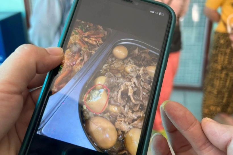 Hình ảnh của phụ huynh Trường Tiểu học Tân Quy sau khi đi khảo sát tại nhà cung cấp Sago Food - nơi bị phát hiện hô biến thịt quá hạn đưa vào trường học. Ảnh: Dân trí