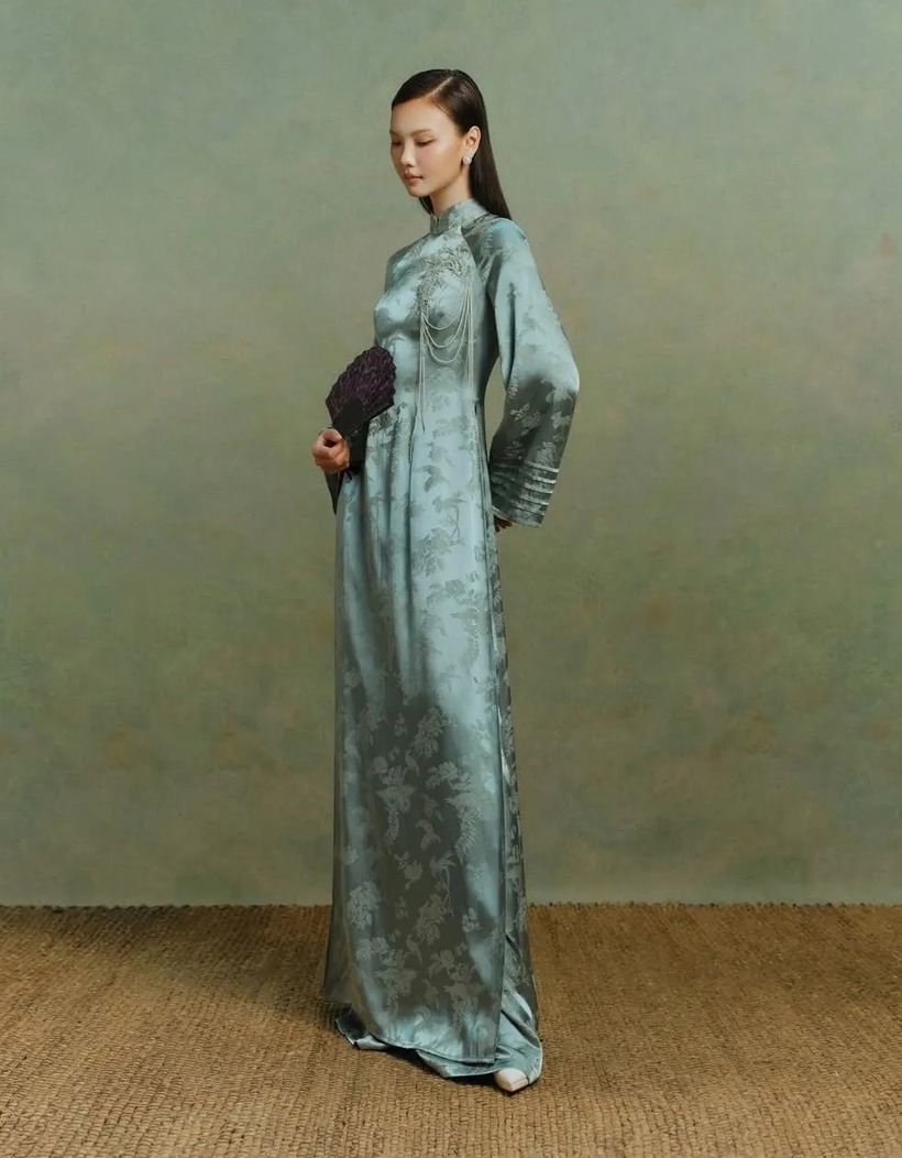 Áo lụa bóng in họa tiết hoa cỏ theo phong cách truyền thống phù hợp với những người đứng tuổi hoặc sự kiện sang trọng. (Ảnh: Nam Phuong Y)