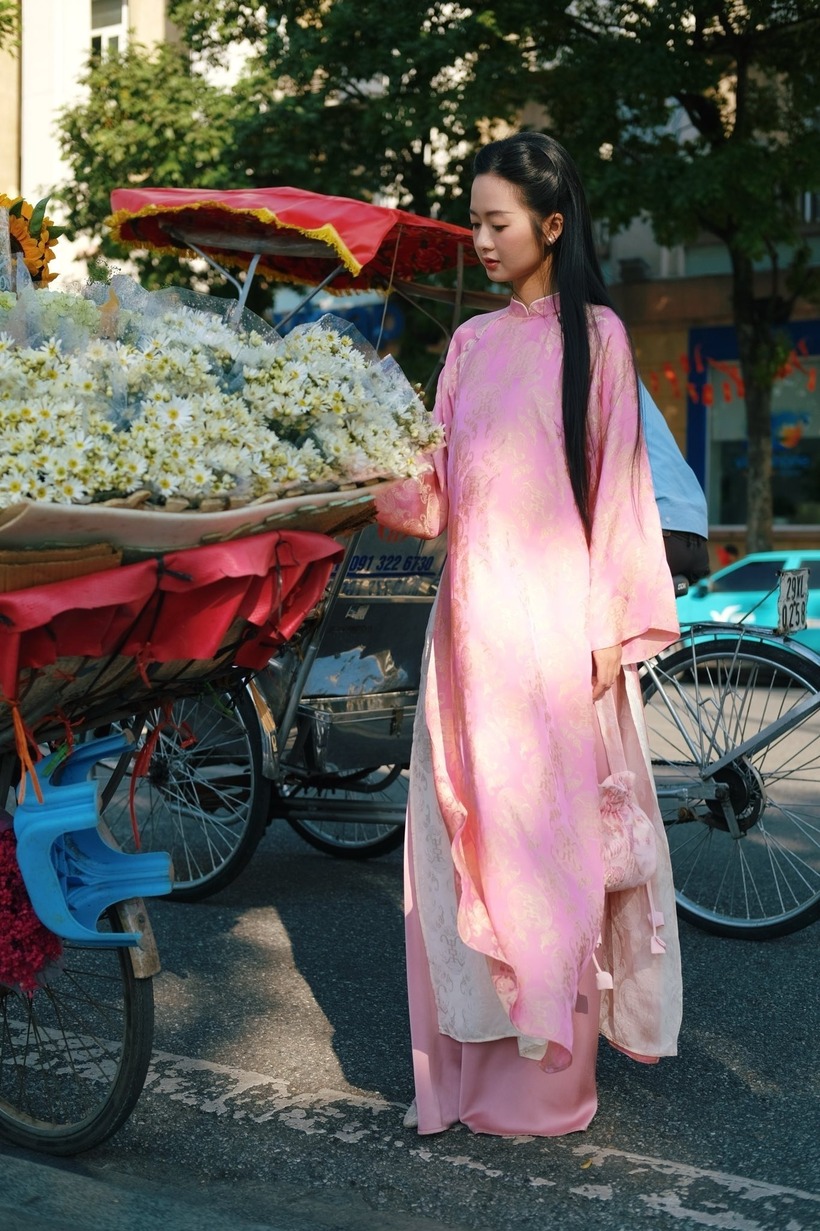 Áo tà kép (hai vạt trước, hai vạt sau) xuất hiện nhiều ở các cửa hàng thời trang địa phương. Thiết kế khai thác chất lụa mỏng hoặc voan mềm, giúp tà dày nhưng vẫn giữ được sự mềm mại, thướt tha. (Ảnh: Petbychang)