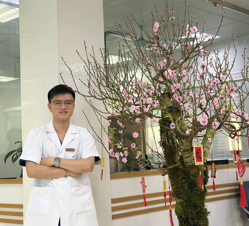 Là một bác sĩ trẻ tại khoa Hồi sức tích cực, bác sĩ hiểu được sứ mệnh của bản thân trong việc giành giật sự sống của bệnh nhân. Ảnh: NVCC