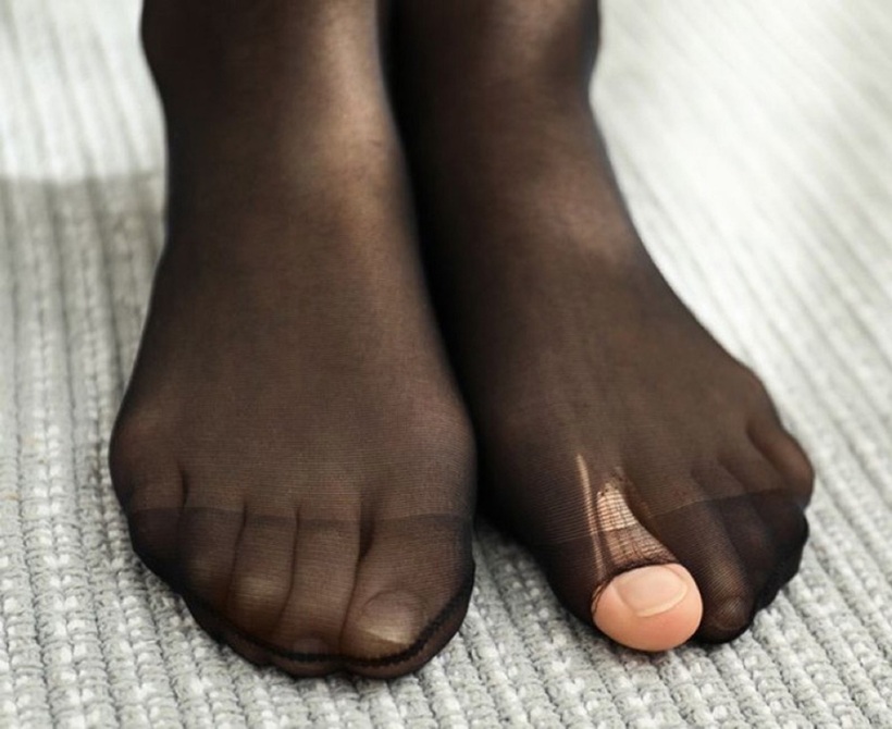 Chỉ một vết xước nhỏ do móng tay, giày dép hay vật sắc nhọn cũng có thể khiến quần rách và nhanh chóng lan rộng.