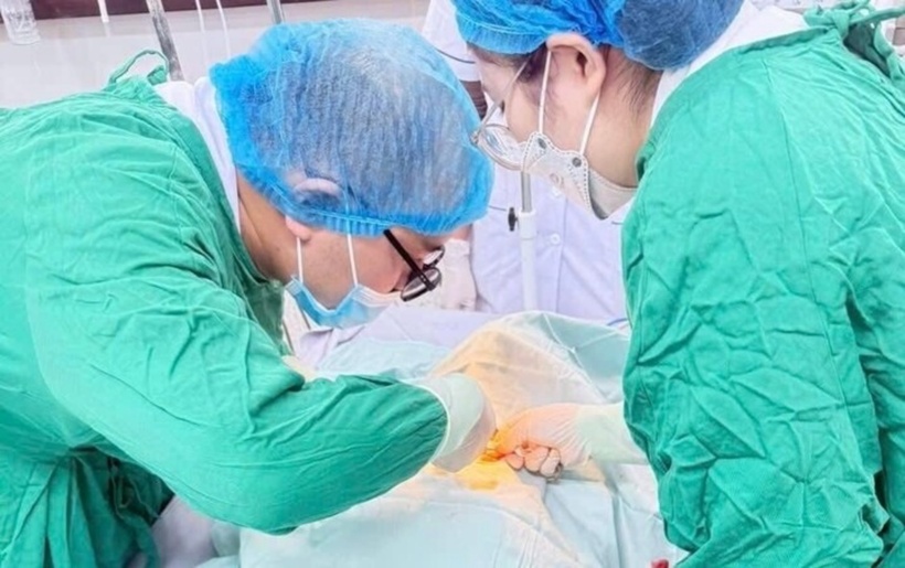 Các bác sĩ cấp cứu để giành sự sống cho cụ ông ngừng tuần hoàn. Ảnh: VTC News.