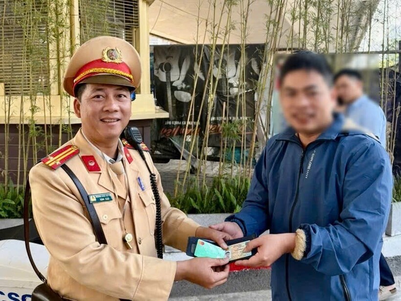 CSGT nhanh chóng xác định chủ sở hữu tài sản và tiến hành các thủ tục để trao trả đầy đủ giấy tờ cùng số tiền cho người bị mất.