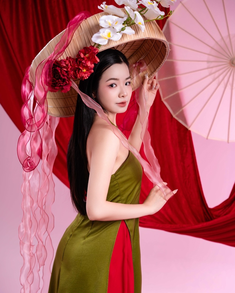 Ngoài công việc chính Ánh còn tham gia với vai trò mẫu ảnh quảng bá du lịch và sản phẩm truyền thống quê hương. Ảnh: NVCC