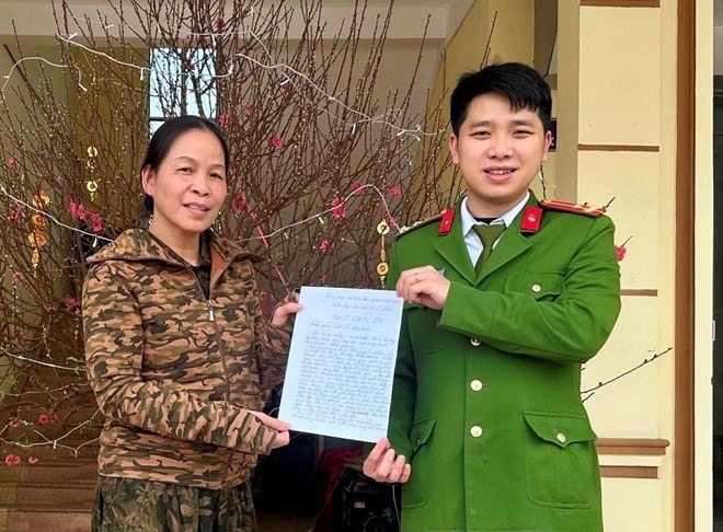 Người phụ nữ nhận lại số tiền chuyển nhầm đã có thư cảm ơn lực lượng Công an. (Ảnh: Công an TP.Hải Phòng)