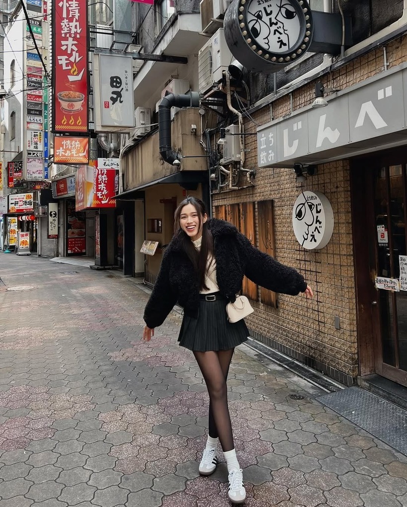 Quần tất đen luôn được xem là lựa chọn an toàn nhưng đầy quyến rũ.