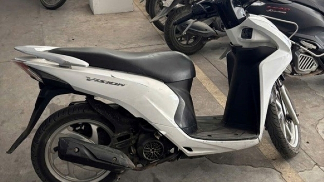 Chiếc xe máy nhãn hiệu Honda Vision các đối tượng cướp được lúc rạng sáng. Ảnh: Lao động