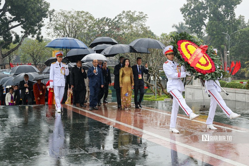 Đoàn kiều bào tiêu biểu đặt vòng hoa tại Đài tưởng niệm các Anh hùng liệt sĩ trên đường Bắc Sơn, Hà Nội.