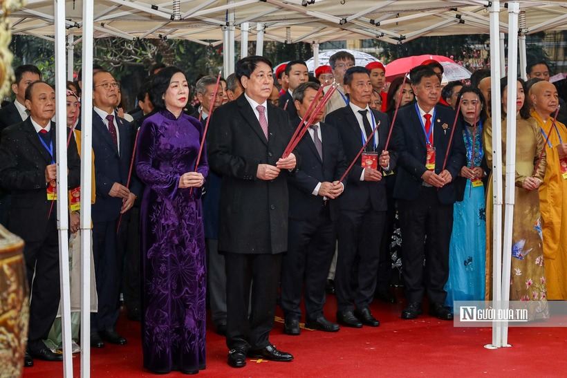 Chủ tịch nước và phu nhân cùng các đại biểu, kiều bào thành kính dâng hương tưởng nhớ công ơn của đức Lý Thái Tổ và các bậc tiền nhân.