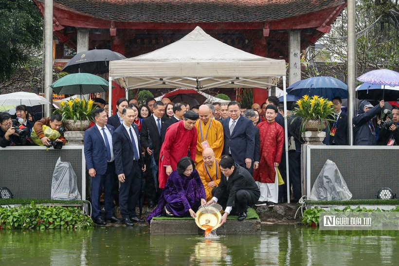 Chủ tịch nước Lương Cường và Phu nhân cùng các đại biểu thả cá chép tại hồ Hoàn Kiếm.
