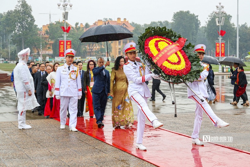 Đoàn kiều bào tiêu biểu vào Lăng viếng Chủ tịch Hồ Chí Minh.