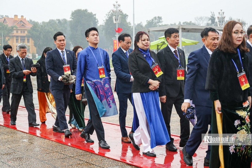 Chủ tịch nước cùng kiều bào tiêu biểu thả cá chép tại hồ Hoàn Kiếm - 10