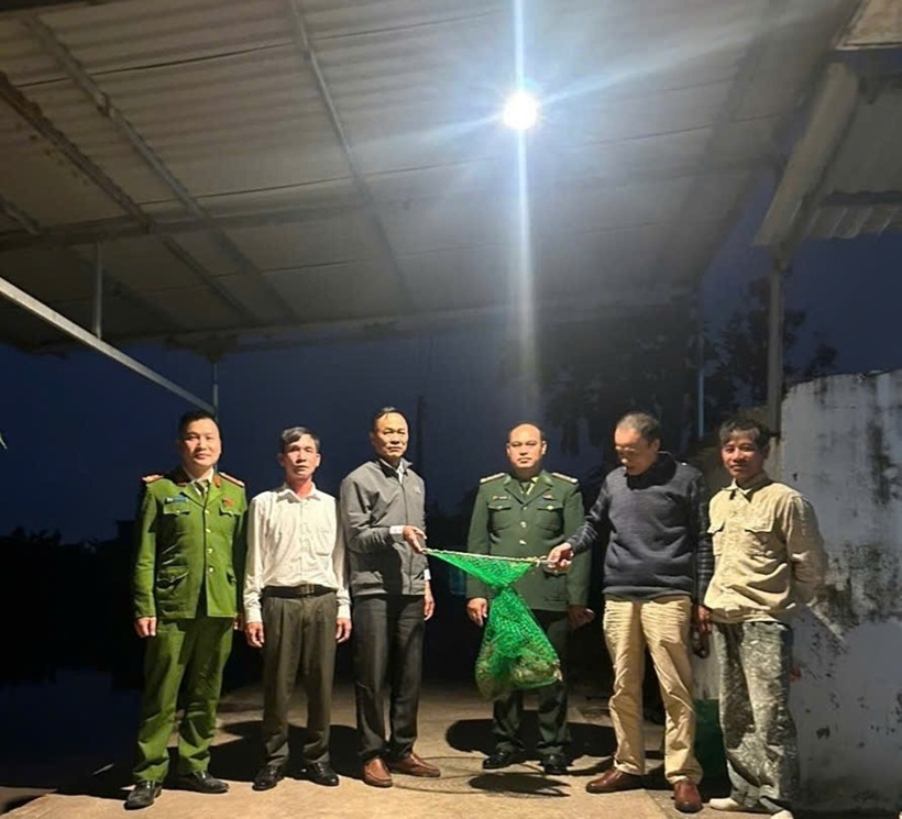 Người dân giao nộp cá thể khỉ cho cơ quan chức năng. Ảnh: Công an tỉnh Hưng Yên.