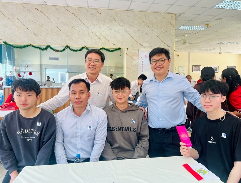 Đại học Quốc gia TPHCM tặng tiền và quà cho sinh viên ở lại đón ký túc xá đón Tết. Ảnh: Dân trí