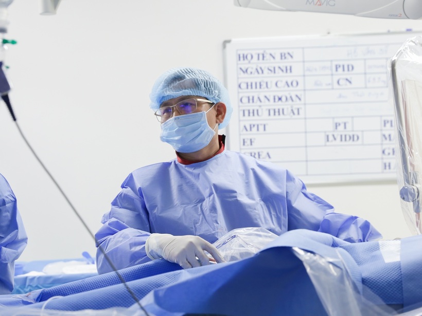 Bác sĩ Thụy đang tiến hành can thiệp cho bệnh nhân.