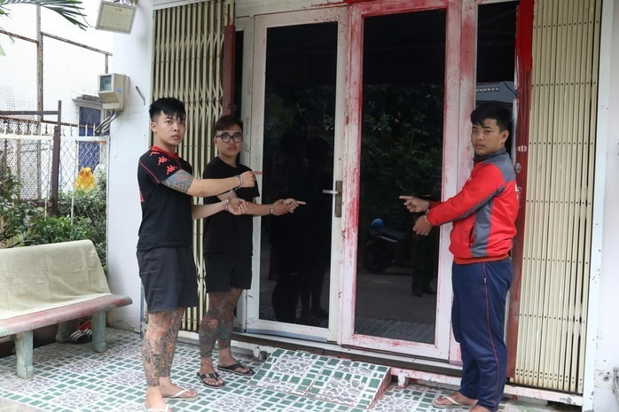 Nhóm thanh niên tạt sơn vào căn nhà được chỉ định. Ảnh: Người lao động