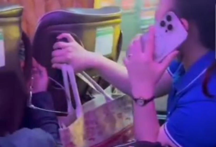 Hành khách trên "chuyến xe bão táp" sợ hãi gọi điện cho người nhà. Ảnh: PLO.