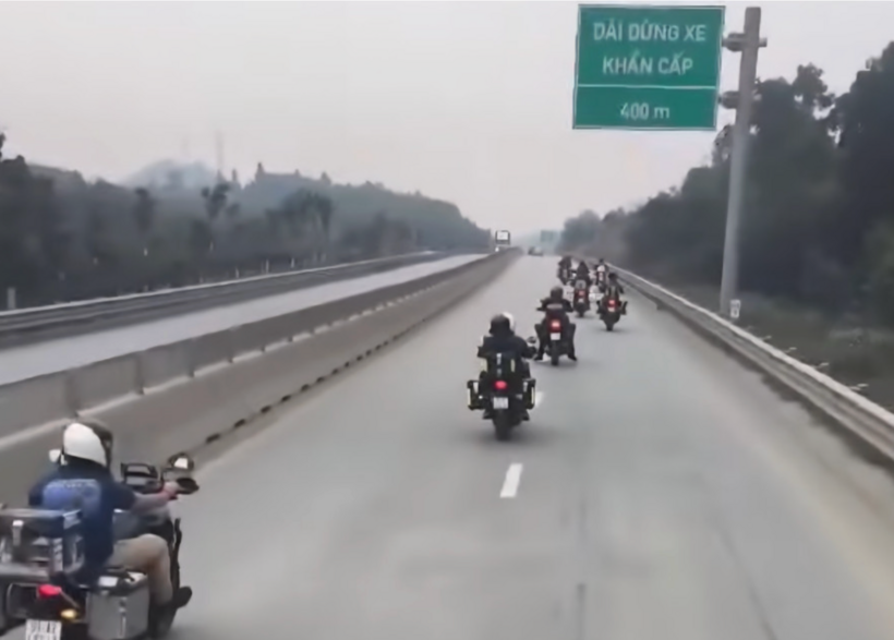 Công an tỉnh Phú Thọ xử phạt 11 người nước ngoài điều khiển mô tô phân khối lớn đi vào cao tốc Tuyên Quang – Phú Thọ. Ảnh: VietNamNet.