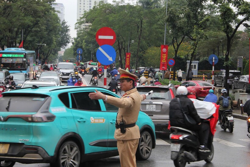 CSGT phân luồng tại Huỳnh Thúc Kháng, sáng 9/2.