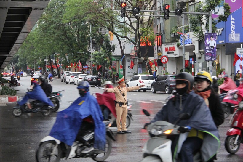 Mưa rét khiến việc tham gia giao thông gặp nhiều khó khăn.