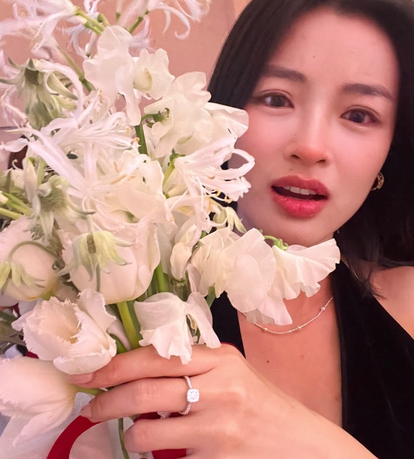 Dustin Tiêu cầu hôn Lan Thy. Ảnh: FBNV.