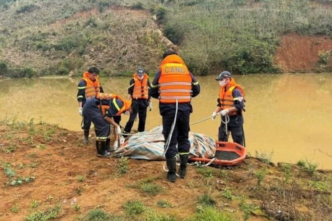 Phát hiện thi thể nam giới chưa rõ danh tính tại suối Nậm Công, bản Nậm Pù, xã Huổi Một, tỉnh Sơn La. (Ảnh: Lao động)
