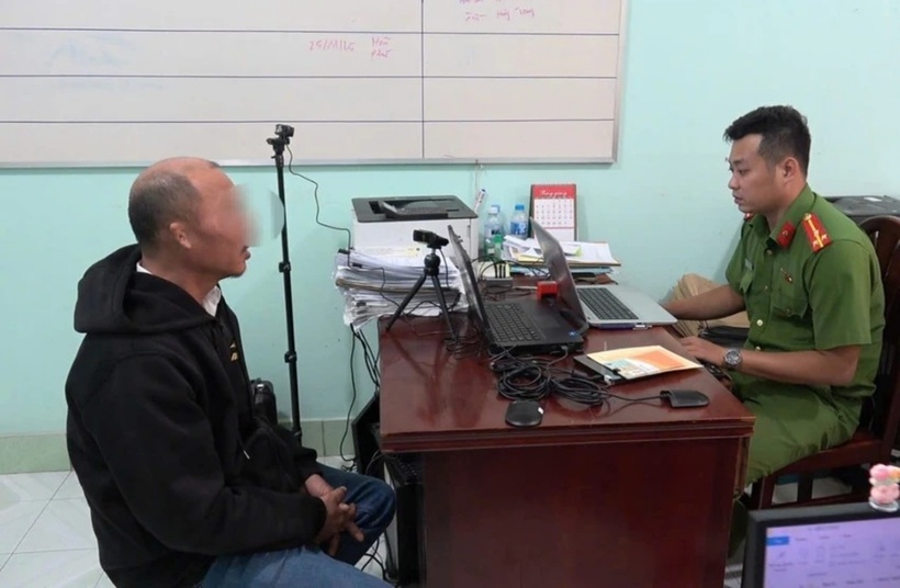 Nguyễn Đức Tín làm việc với cơ quan chức năng. Ảnh: PLO.