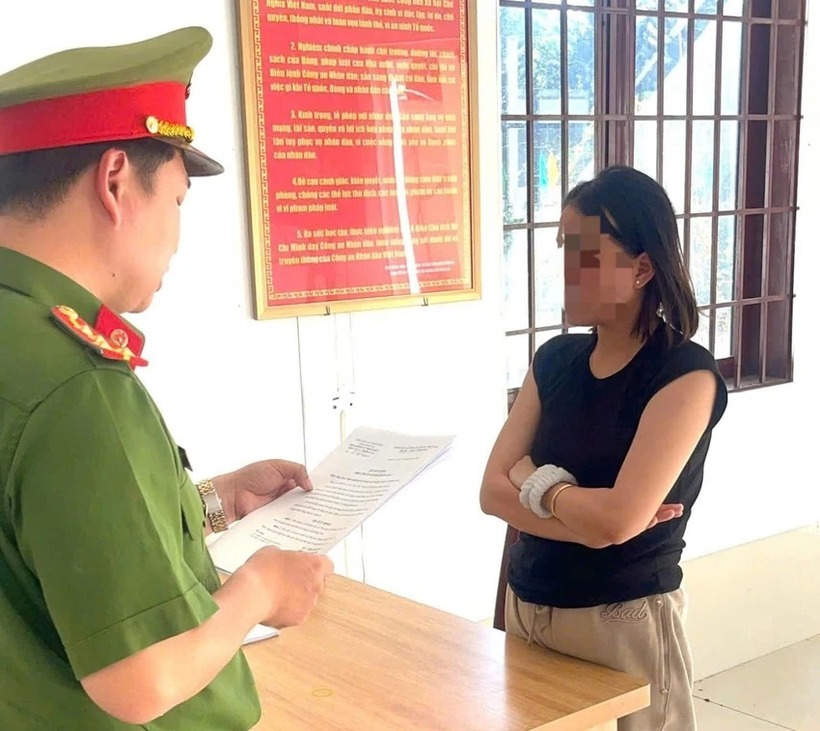 Cơ quan CSĐT tống đạt quyết định khởi tố bị can đối với Võ Văn Thục Vy. Ảnh: PLO.