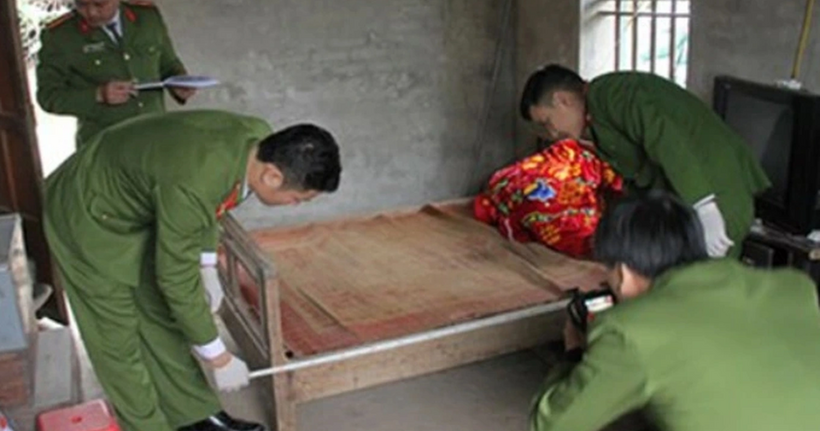 Cán bộ Công an tỉnh Thái Bình cũ đang khám nghiệm hiện trường vụ án sát hại bà Đ.T.L. chiều mồng 1Tết Nguyên đán Đinh Dậu năm 2017 (Ảnh: Công an Thái Bình cũ).