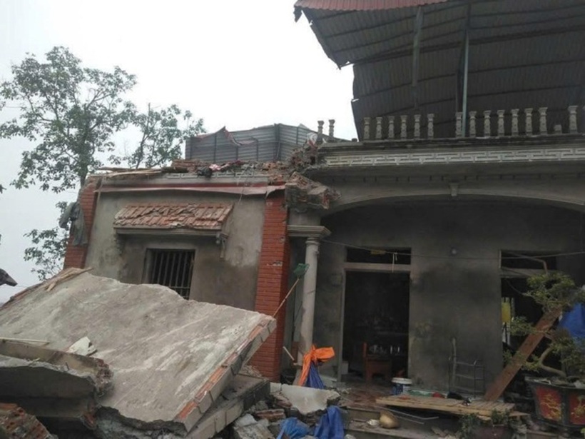 Clip: Tầng 2 ngôi nhà đổ sập sau tiếng nổ lớn, một người tử vong ở Hưng Yên - 1