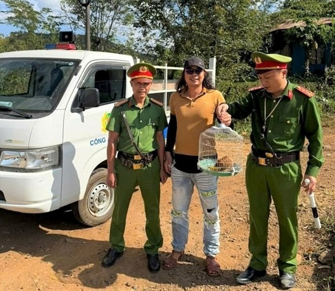 Anh Lê Văn Sỹ (ngụ tại địa phương) tự nguyện giao nộp cá thể Culi. Ảnh: Công an Lâm Đồng
