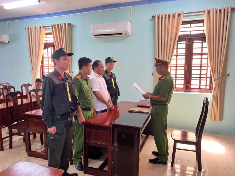 Cơ quan Cảnh sát điều tra Công an tỉnh An Giang tống đạt các quyết định khởi tố vụ án, khởi tố bị can đối với Ngô Hữu Chuẩn