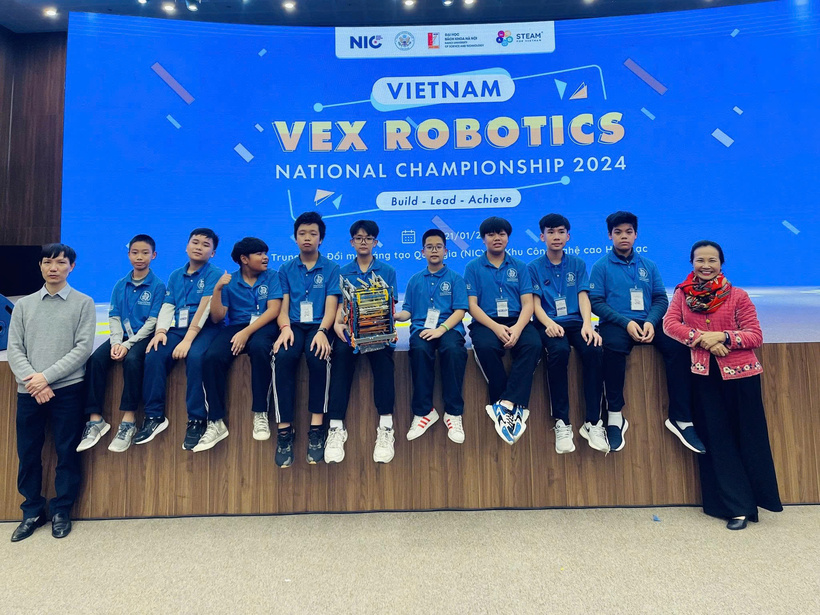 Vinh (thứ 5 từ bên trai sang) cùng các bạn trong lần dự thi cuộc thi robot giáo dục lớn nhất thế giới dành cho học sinh từ tiểu học đến đại học