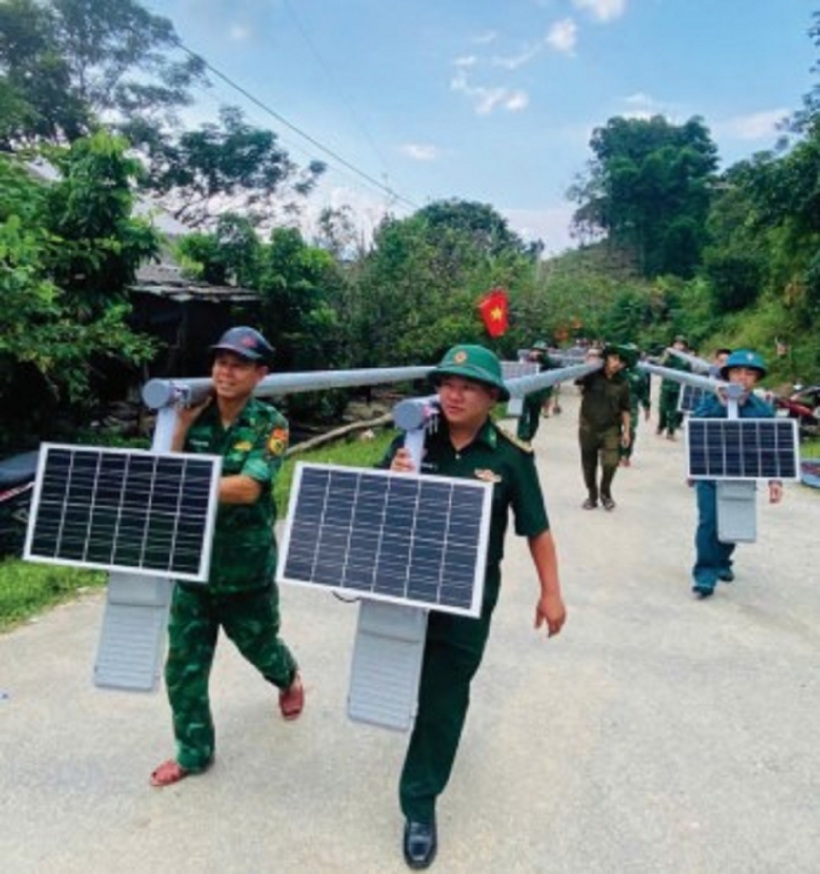 Bộ đội biên phòng mang đèn năng lượng mặt trời vào thắp sáng bản Ón.