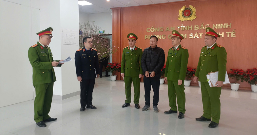 Cơ quan Cảnh sát điều tra Công an tỉnh Bắc Ninh tống đạt quyết định và lệnh đối với Nguyễn Văn Vinh.