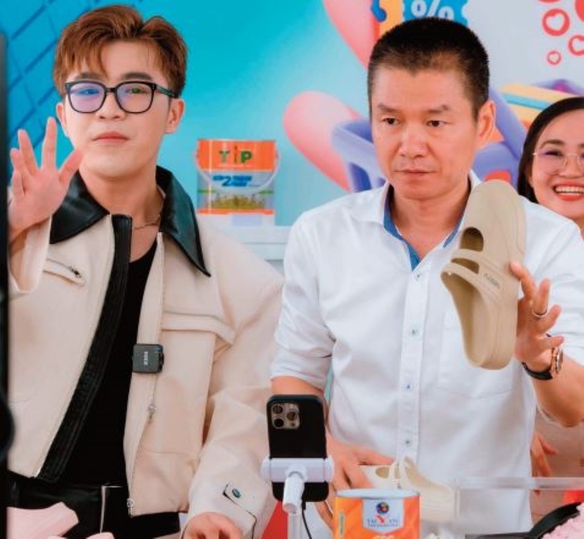 Ông Tạ Văn Thành trực tiếp xuất hiện trong các buổi livestream bán hàng.