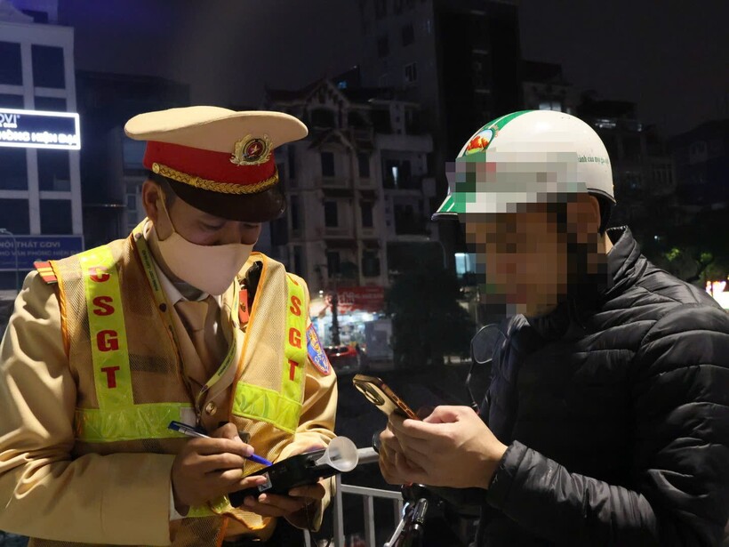 CSGT Hà Nội kiểm soát nồng độ cồn trên toàn địa bàn Tp tối 10/2.
