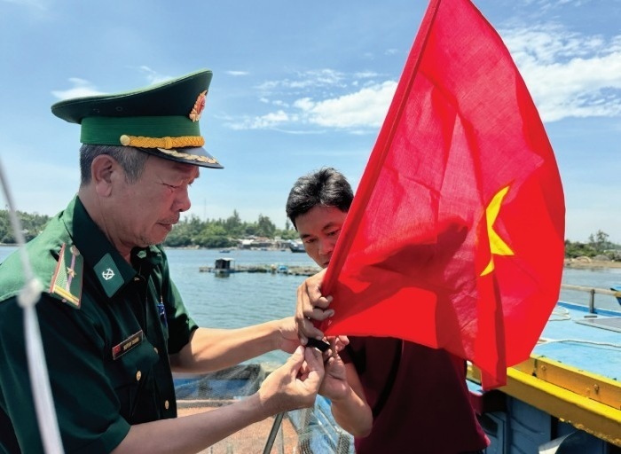 Bộ đội Biên phòng tặng cờ Tổ quốc cho ngư dân.