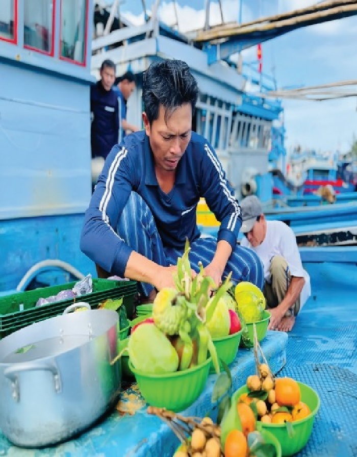 Người dân làm lễ cúng biển trước khi đi vươn khơi dịp Tết.