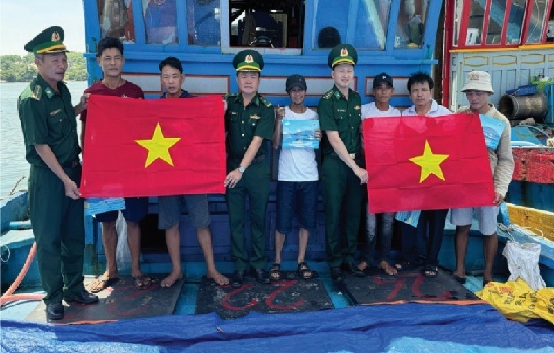 Linh thiêng Quốc kỳ giữa khơi xa - 3