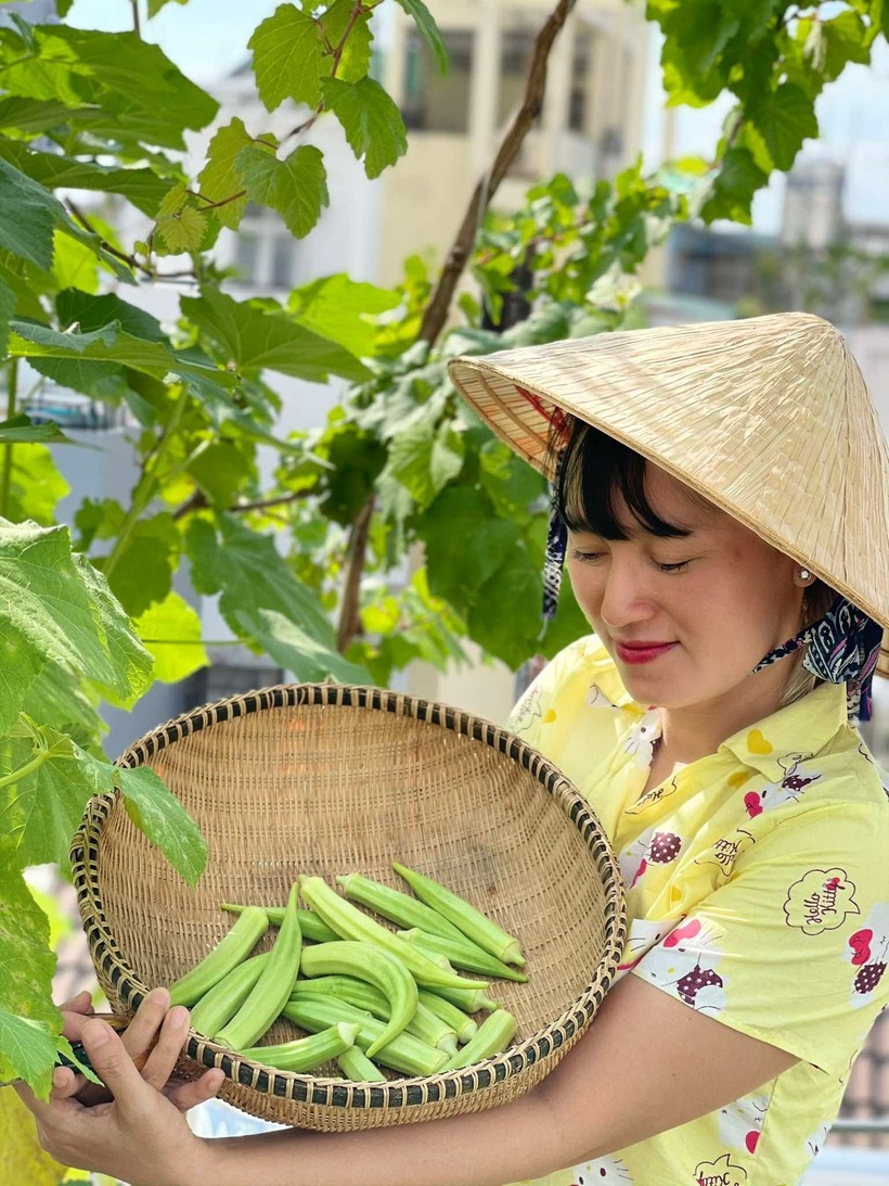 Đối với chị Trân, mảnh vườn này không chỉ đơn thuần là nơi cung cấp rau củ mà còn là niềm kiêu hãnh và là sợi dây gắn kết tình cảm giữa các thành viên.